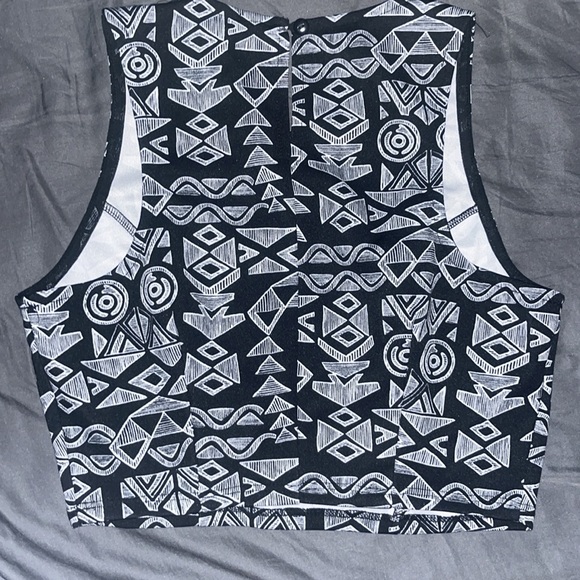 Forever 21 White & Black Patterned Crop Top - Size Small - Picture 3 of 3